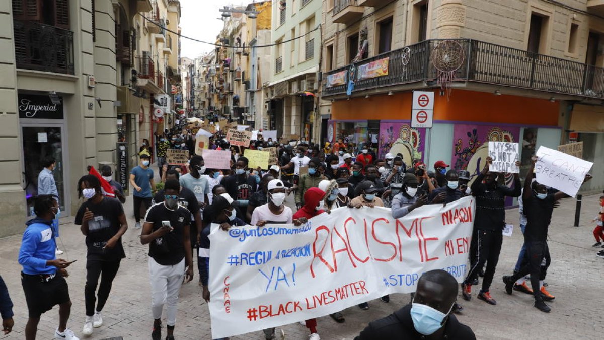 Centenars de persones es van concentrar primer a la plaça Paeria de Lleida per mostrar rebuig al racisme i van marxar posteriorment cap a la subdelegació del Govern.