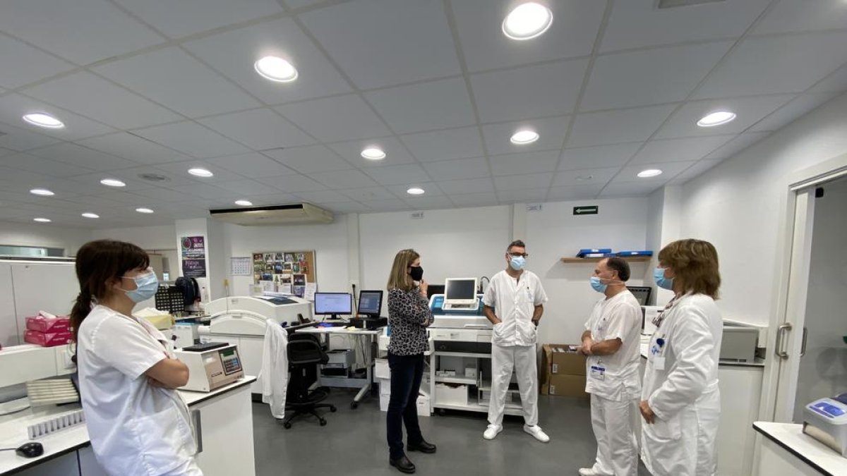 La visita de la síndica de Aran, Maria Vergés, en los laboratorios del Espitau Val d'Aran.