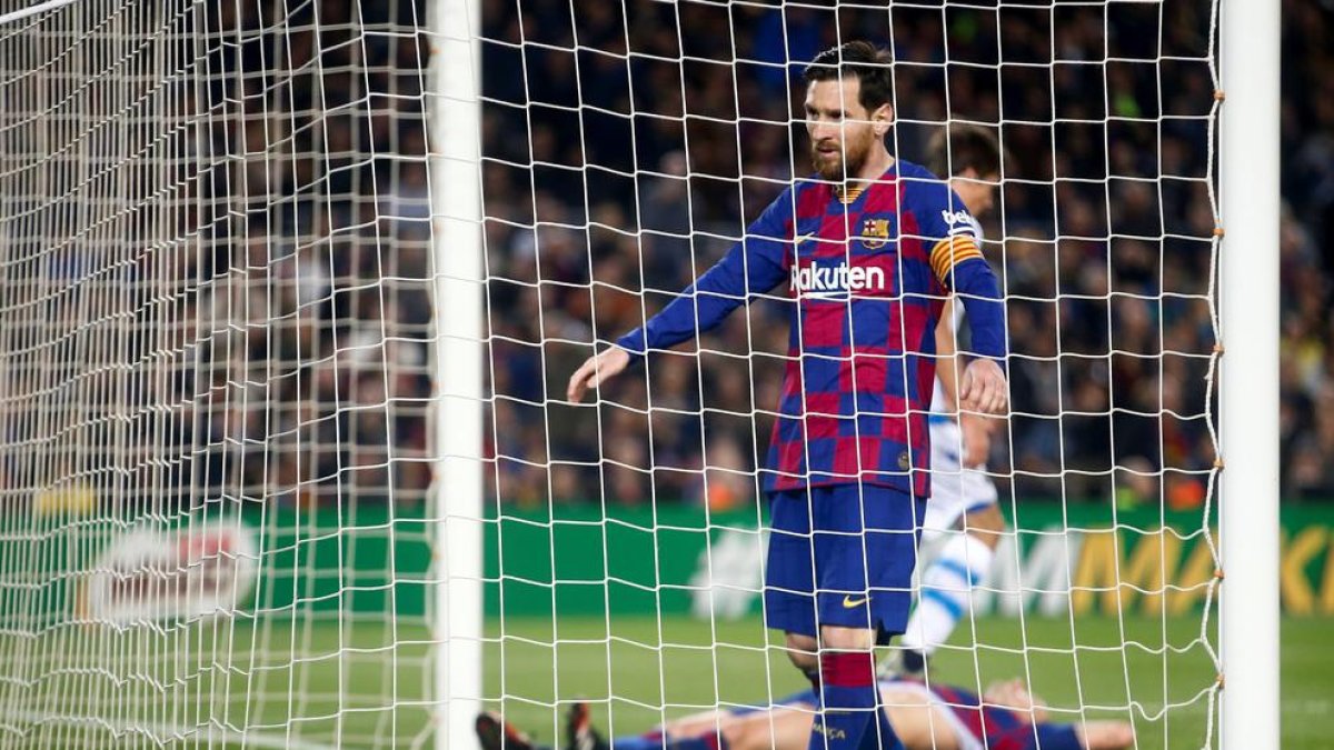 Messi, dins de la porteria després d’una ocasió de gol fallada pel Barça.