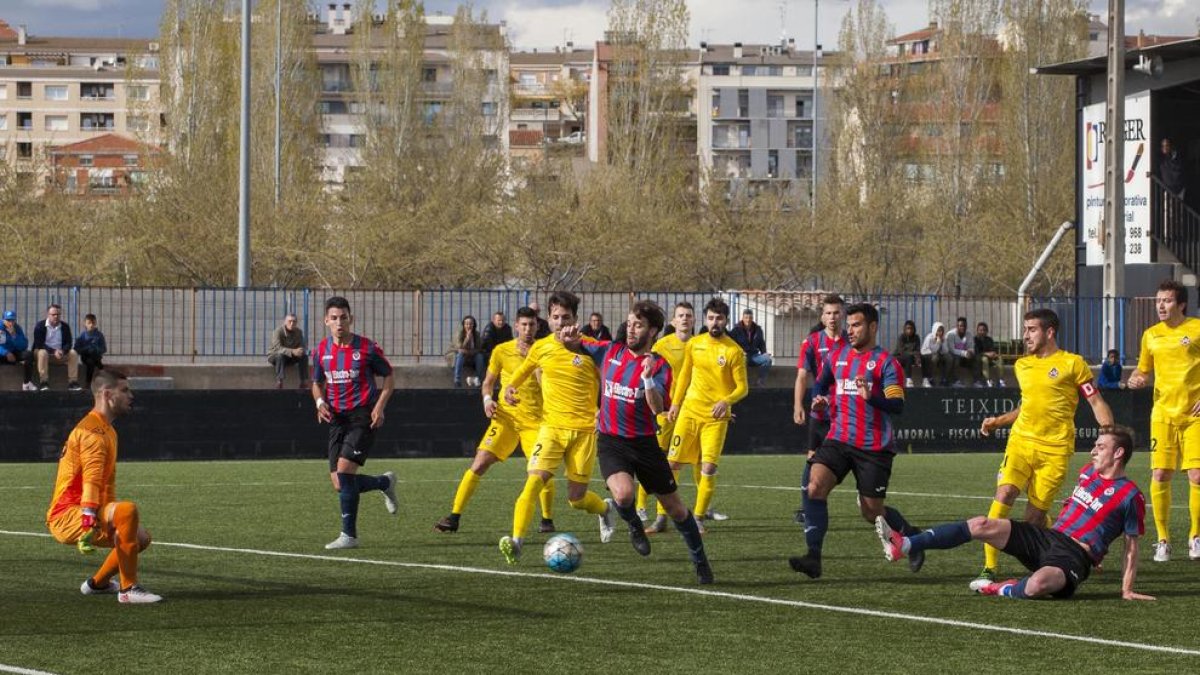 El jugador del Tàrrega Solé en el momento en el que se dispone a batir al meta del Vilanova para hacer subir el definitivo 1-1 al marcador.