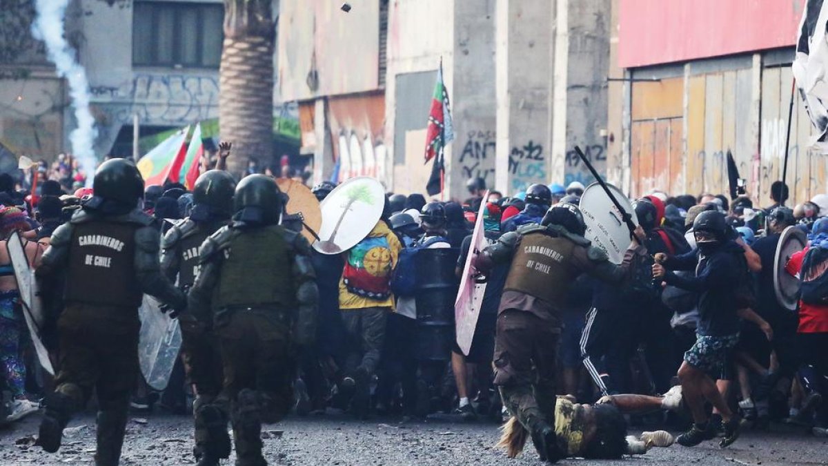 Actuación policial contra los manifestantes el viernes en Santiago.