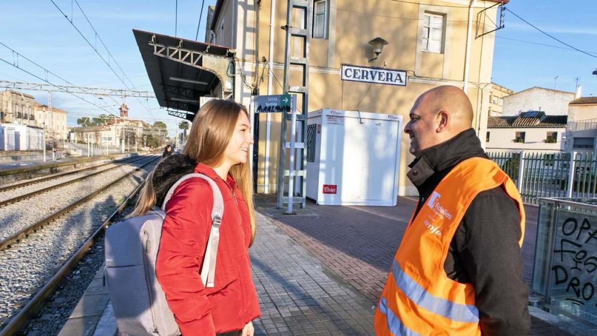 Operaris de Renfe informen els usuaris de la nova situació.