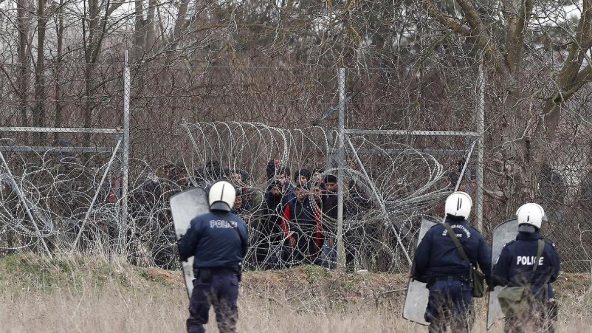 Policías griegos controlan la frontera con Turquía.