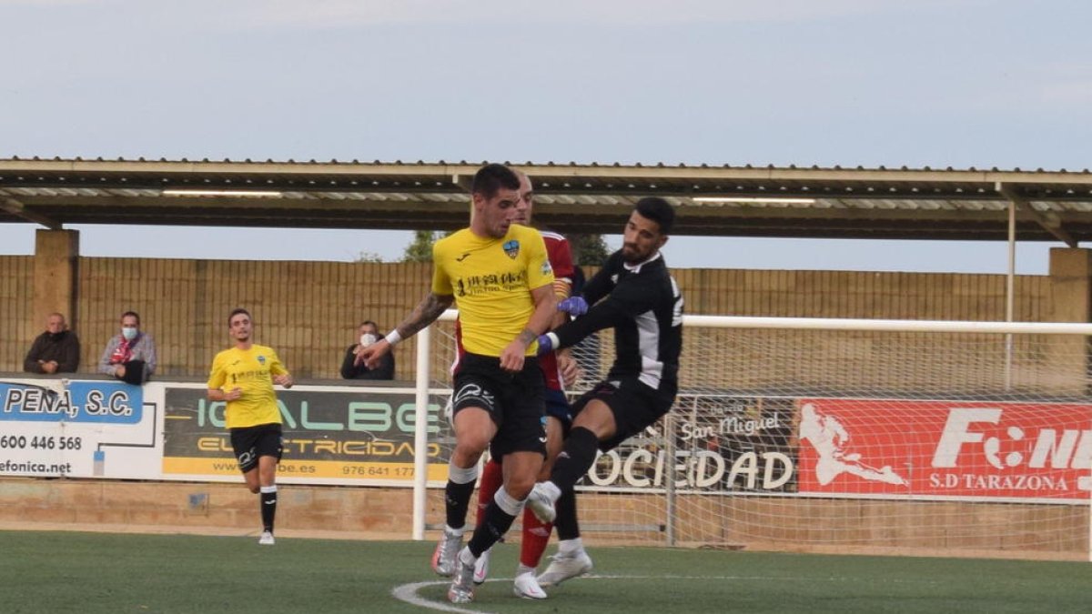 Una acció del partit que el Lleida va guanyar ahir a Tarassona per 0-3.