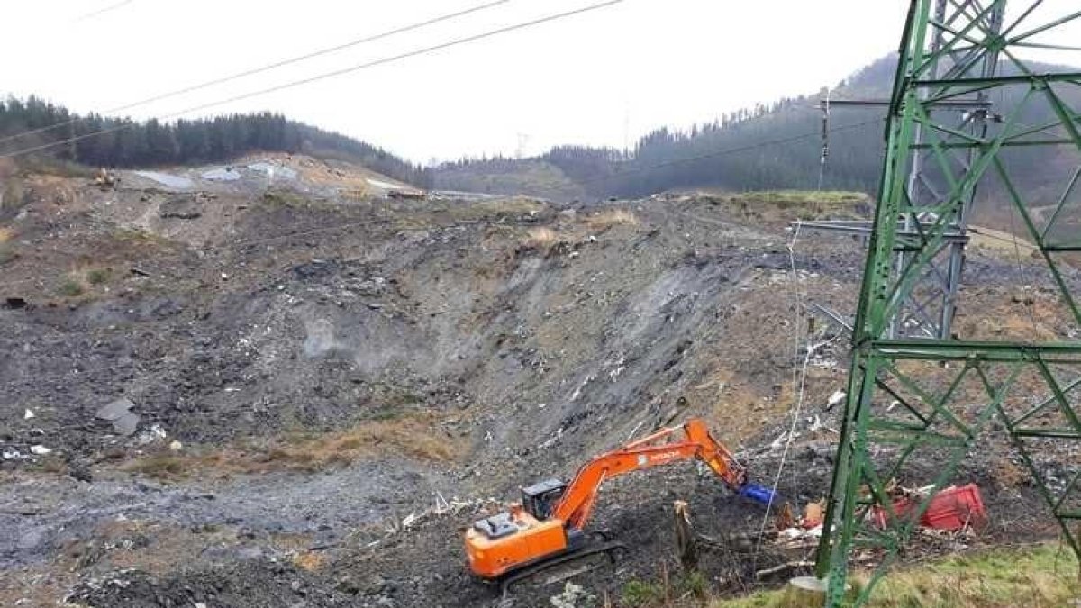 Les pluges dificulten els treballs de rescat a l’abocador de Zaldibar