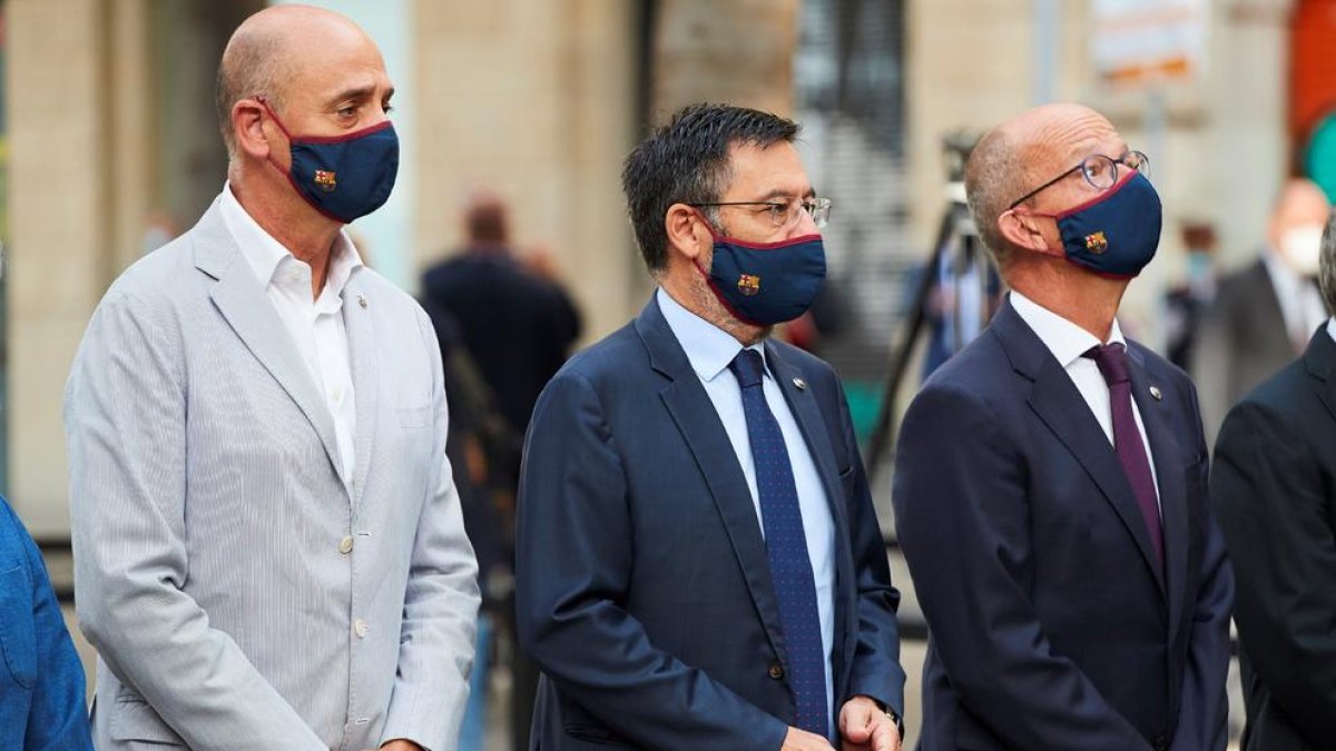 El president Josep Maria Bartomeu, entre els vicepresidents Jordi Cardoner i Jordi Moix.