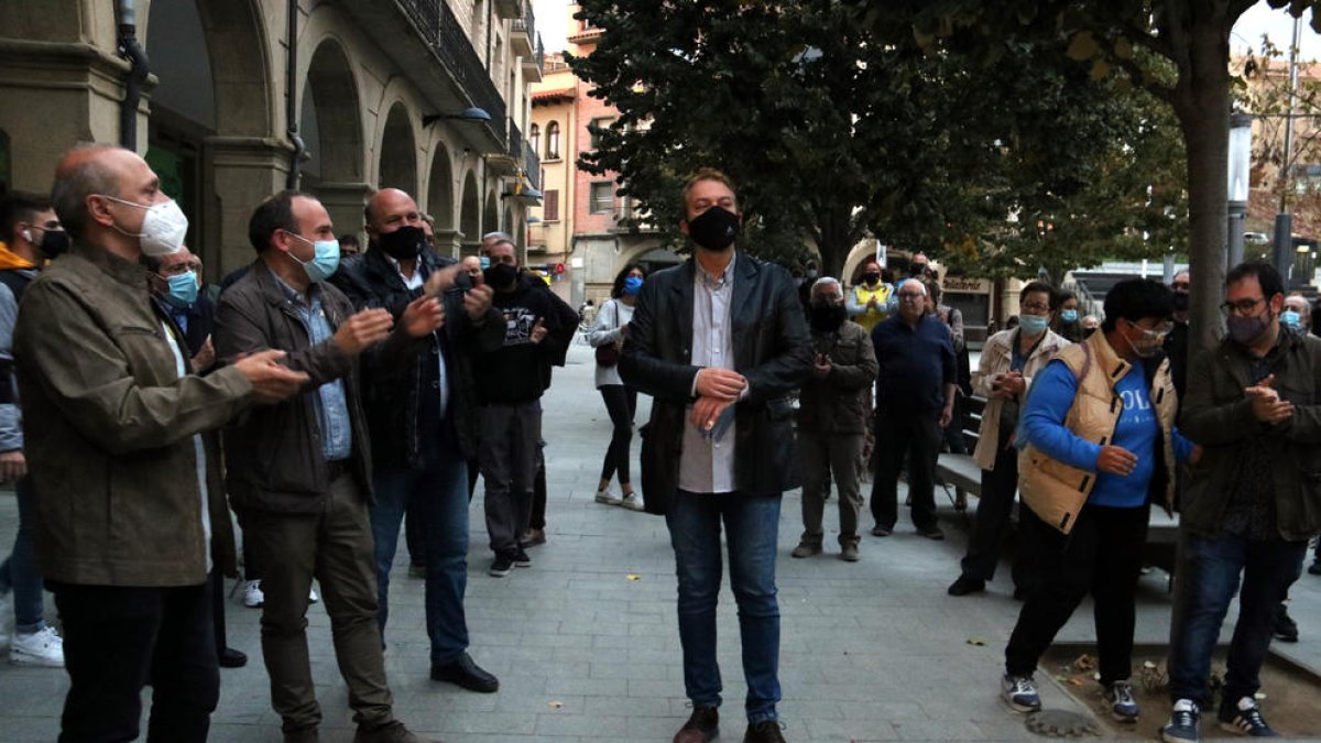 Unos 500 ciudadanos mostraron el lunes su apoyo al alcalde.