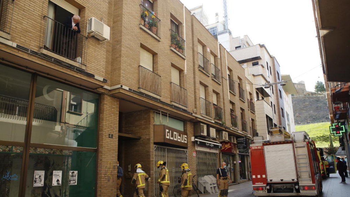 Los Bomberos en el lugar. 