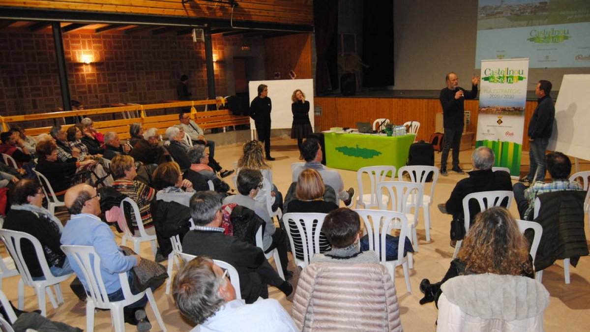 El acto llenó de vecinos el local social. 