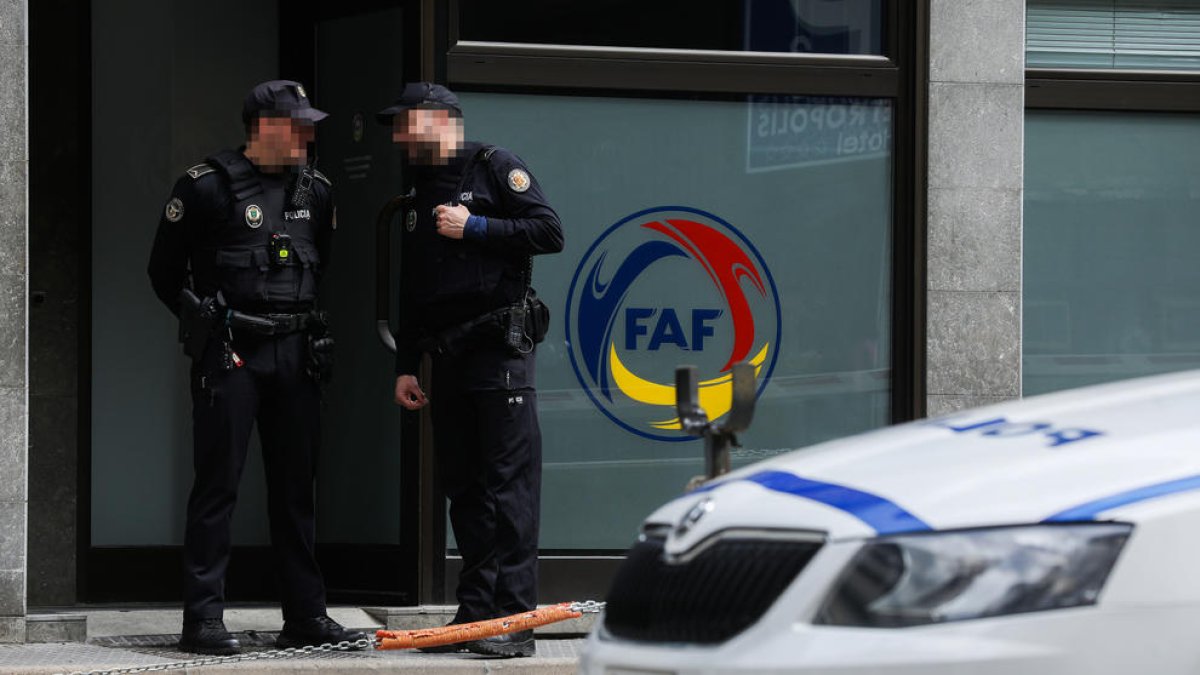 Agents de la policia d’Andorra custodien la Federació.