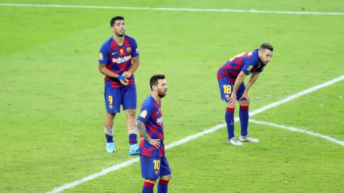 Messi, Suárez y Jordi Alba, abatidos tras el partido ante el Atlético.