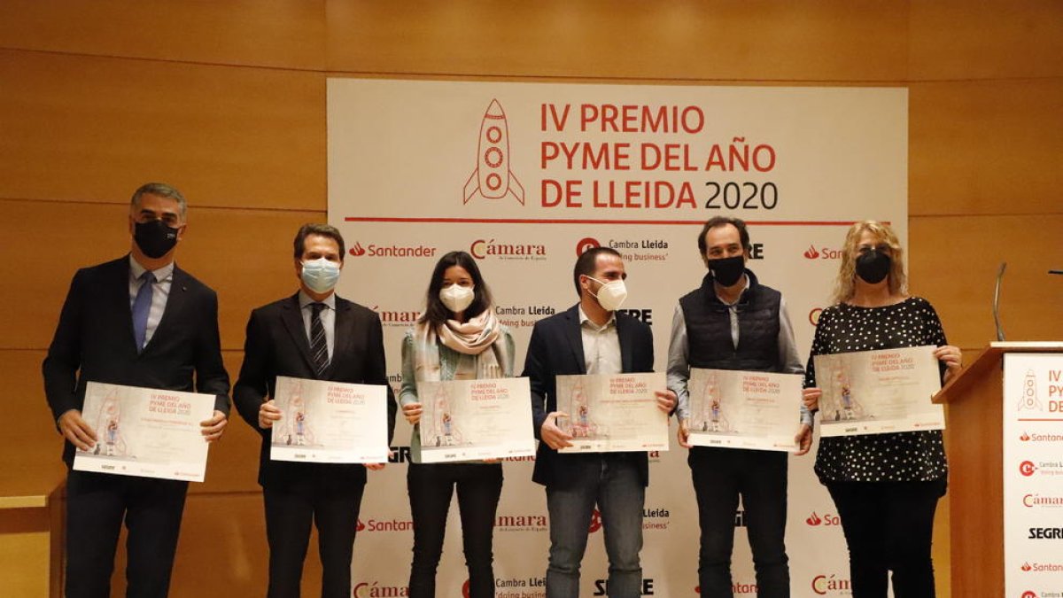 Foto de família dels premiats als premis Pime de l’any 2020 a Lleida, ahir.