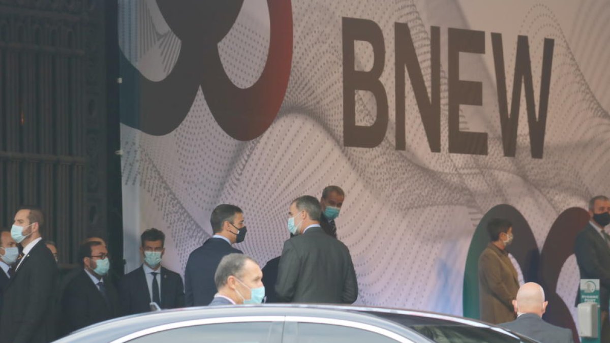 El rey Felipe VI y el presidente del gobierno español, Pedro Sánchez, hablando en la entrada de la Estación de Francia de Barcelona antes de entrar en la BNEW.