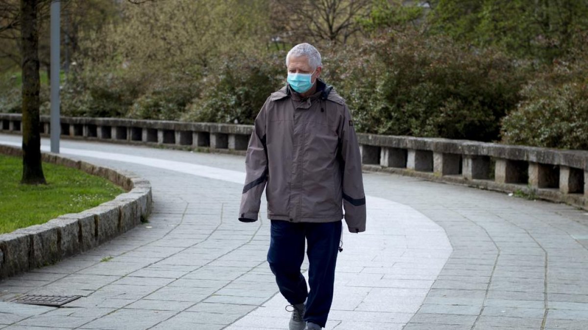 Un ciudadano protegido con una mascarilla.