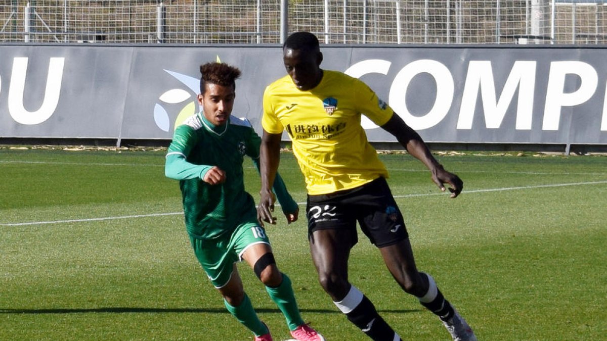 Una acció del partit que va jugar ahir el Lleida a Salou.