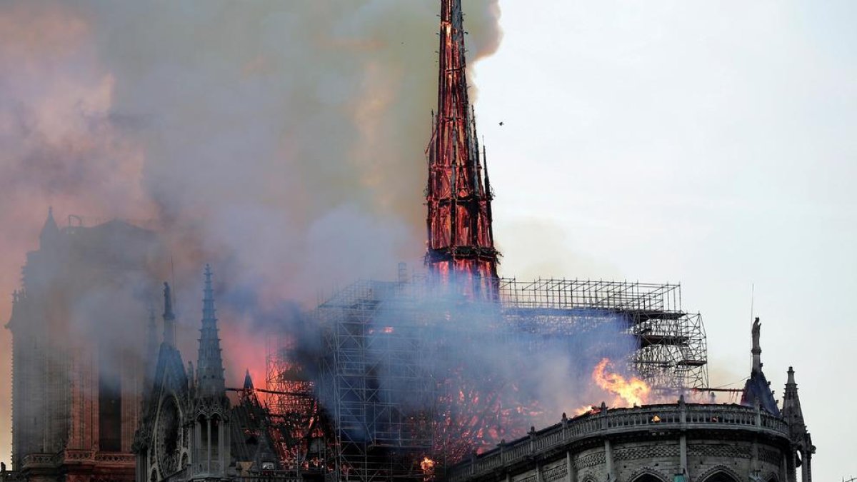 La aguja central de Notre Dame durante el incendio del pasado año.