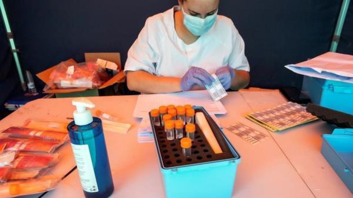 Una treballadora sanitària prepara un test PCR