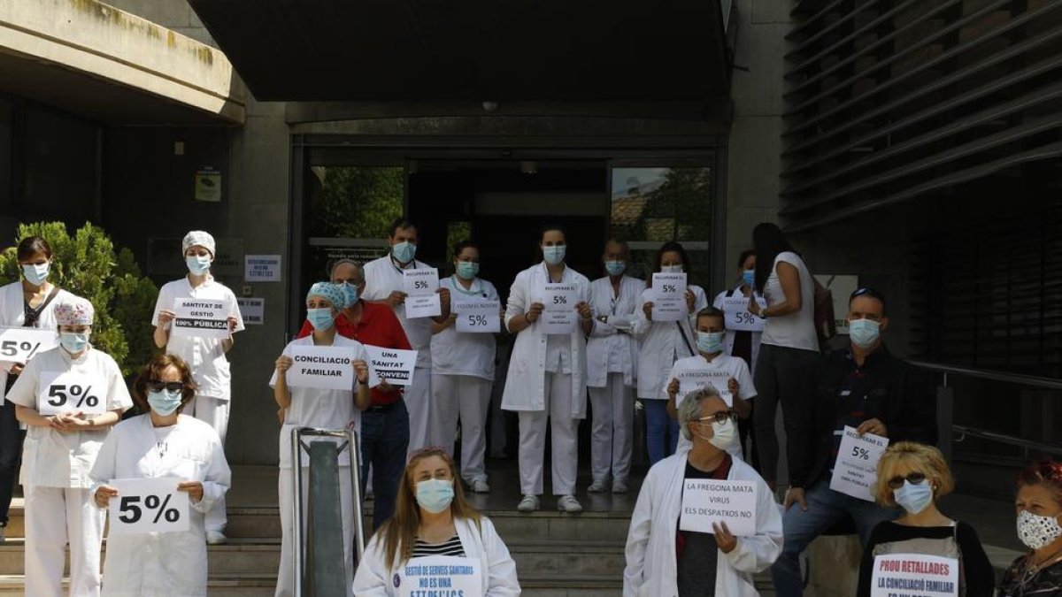 Unos 60 sanitarios reclaman mejoras laborales ante el Hospital Santa Maria de Lleida