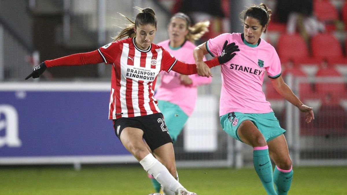 Una acció del partit d’ahir de la Champions femenina entre el PSV i el Barcelona.