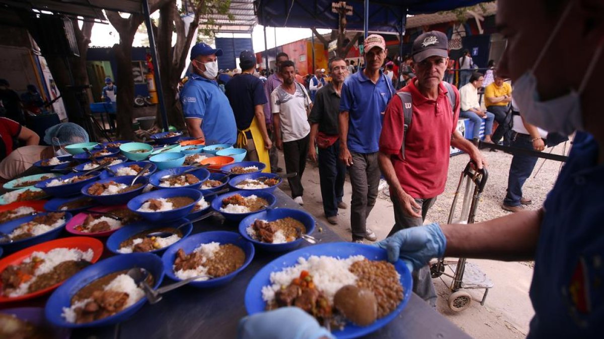 Venezolanos en el comedor humanitario de Cúcuta (Colombia), ayer.