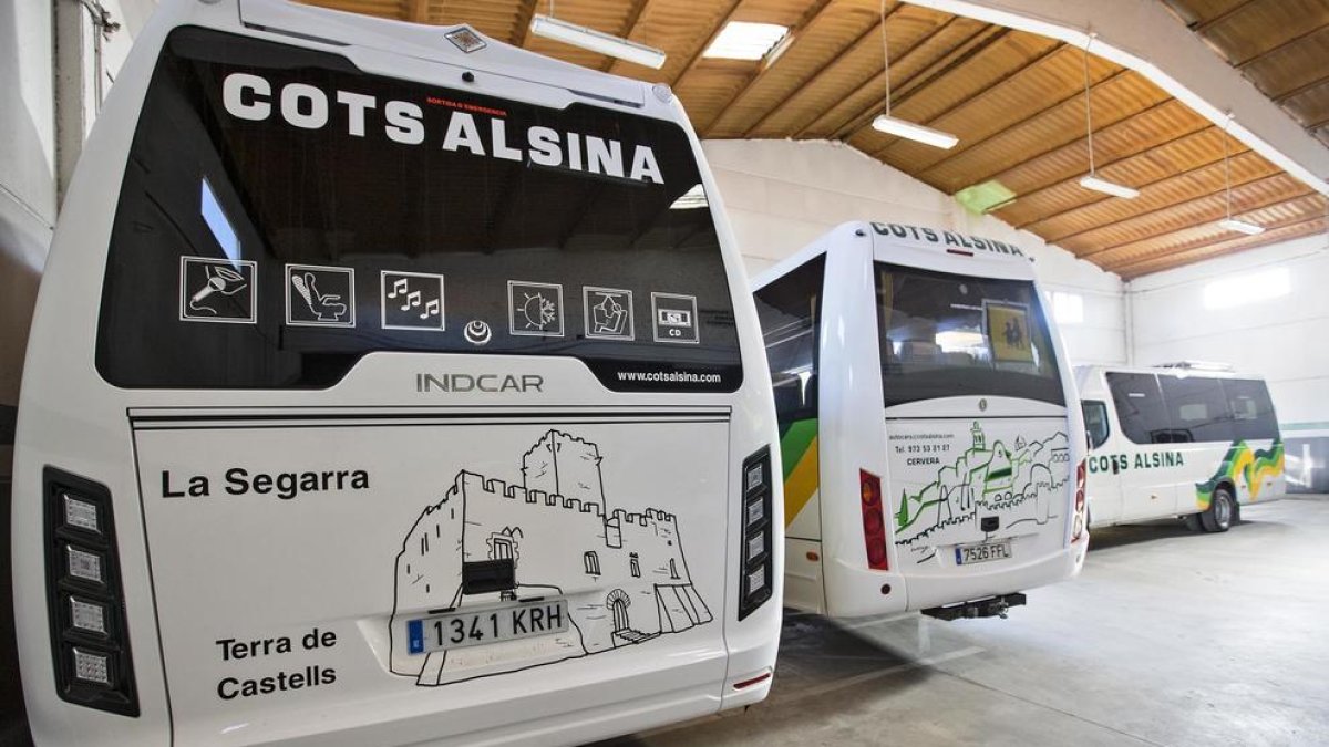 Alguns dels autobusos amb imatges de la comarca.