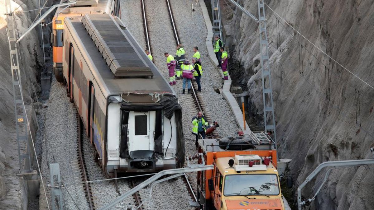 Operaris treballant ahir un dels dos combois implicats en l’accident.