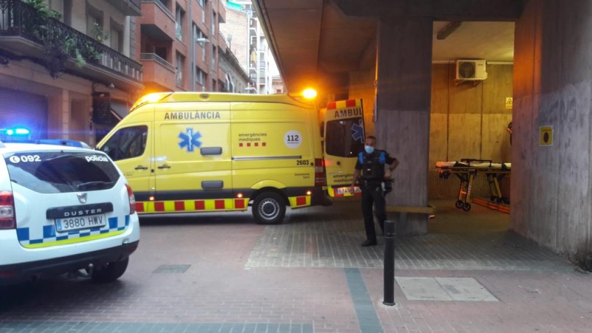 Una ambulància, al carrer Comerç, va traslladar el jove a l’hospital.