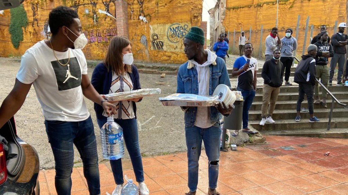 Sanitarios entregan comida  -  Una quincena de profesionales sanitarios del hospital Arnau de Vilanova, entre médicos y enfermeras, llevan cada lunes comida a los temporeros que pernoctan en el Barri Antic y ayer entregaron 10 kilos de macarrones, ...