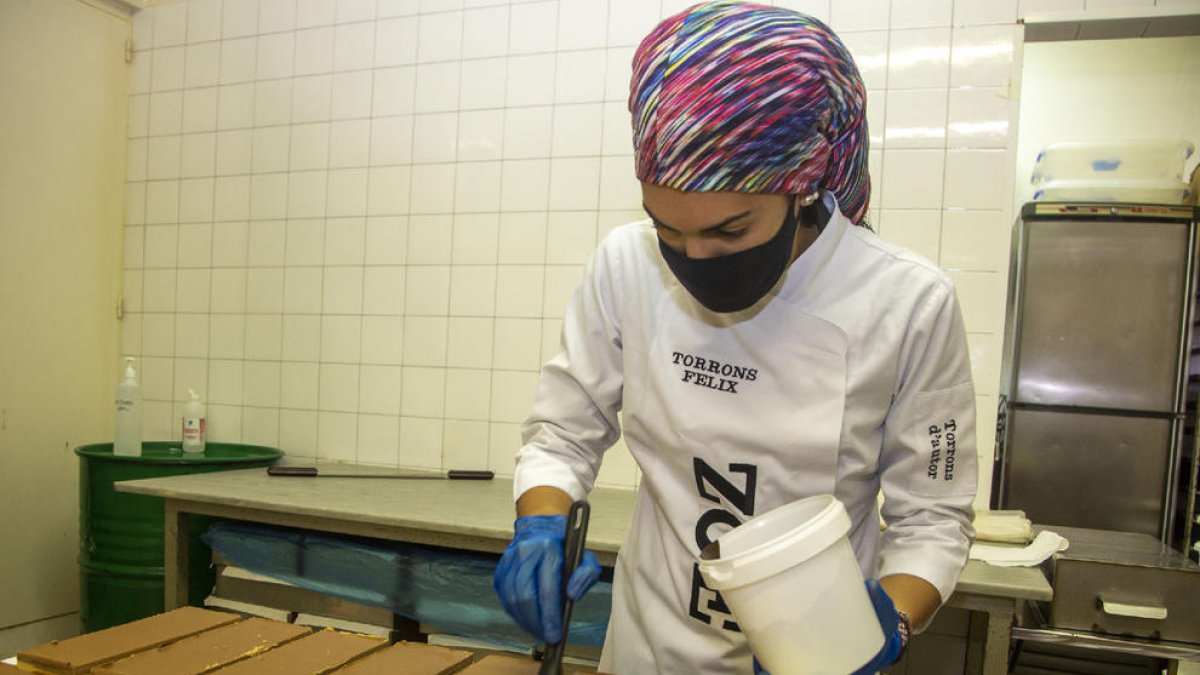 Elaboración de uno de los turrones más populares de Torrons Fèlix por parte de Zoe Valero.