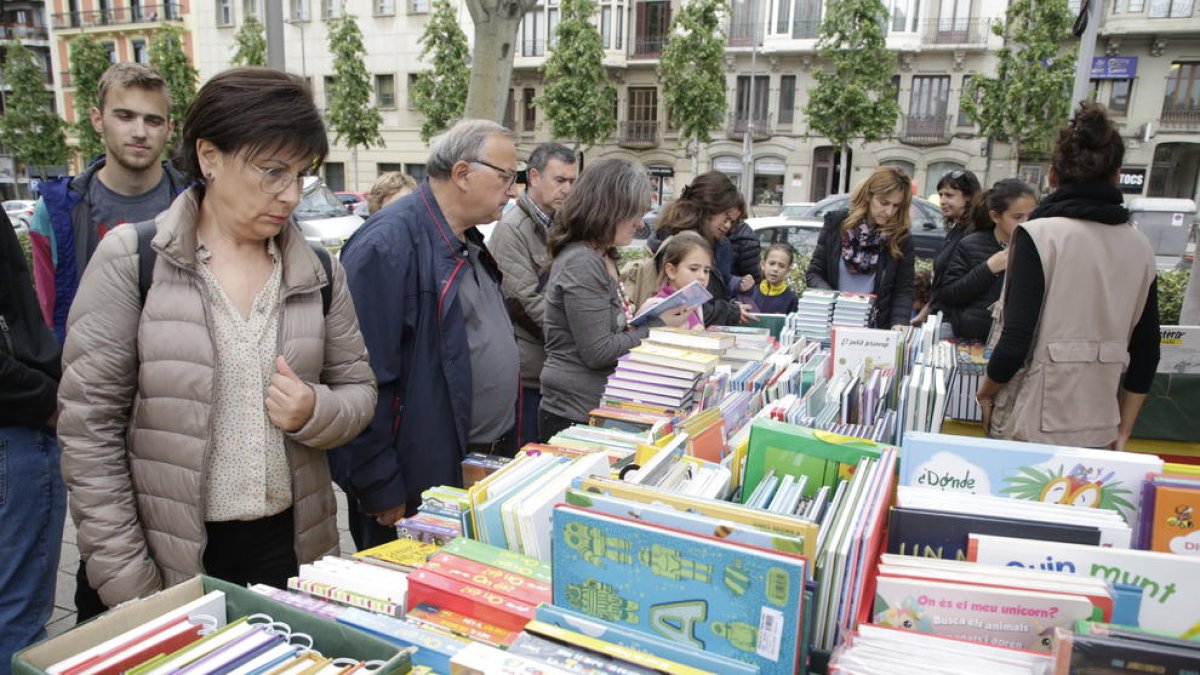Paradas de libros en la pasada diada de Sant Jordi en Lleida, una imagen que este año no se repetirá.
