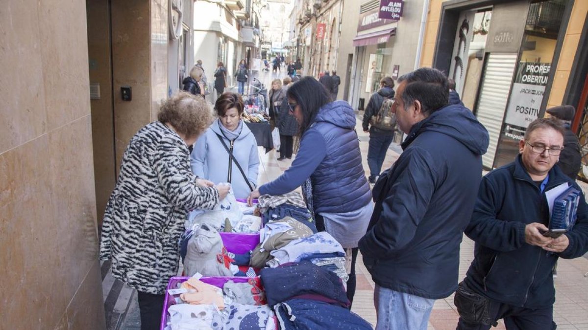 Bona afluència de públic al mercat de les rebaixes de Tàrrega