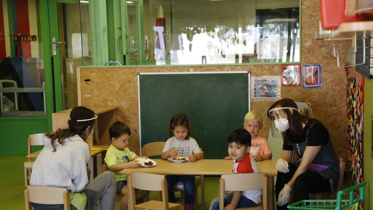 Niños ayer en la ‘escola bressol’ de Albarés.