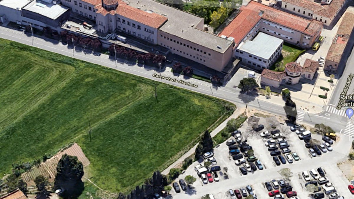 Vista aèria de l'aparcament de l'hospital Santa Maria de Lleida.