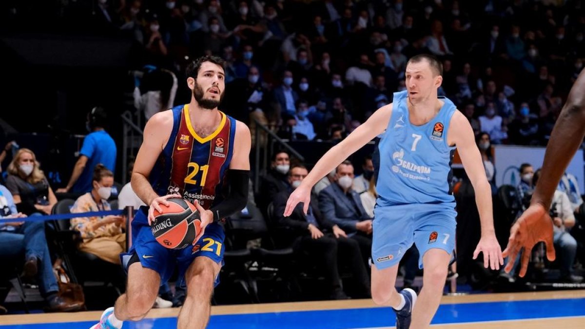 Álex Abrines es disposa a llançar davant de Vitaly Fridzon.