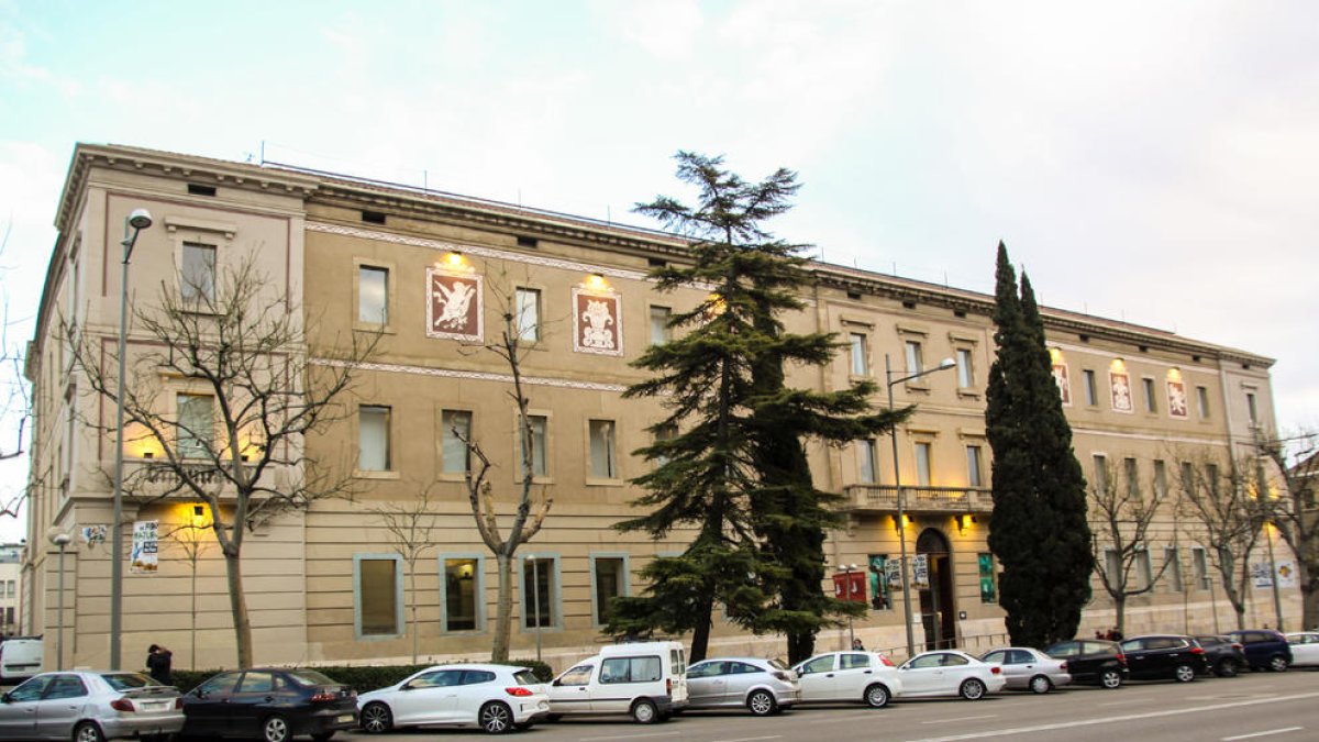 Vista de la fachada de la Biblioteca Pública de Lleida. 