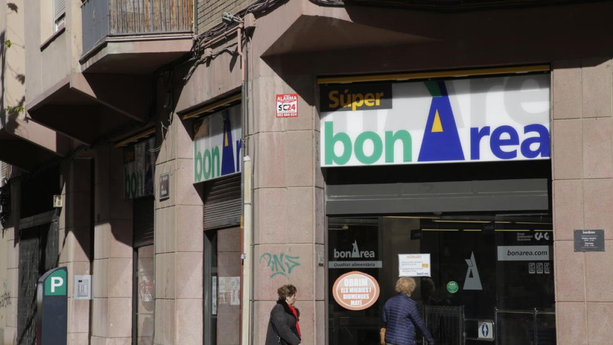 BonÀrea es la cadena que abre más establecimientos los días festivos por la mañana. A la derecha, una de las cuatro farmacias que trabaja domingos y festivos. 