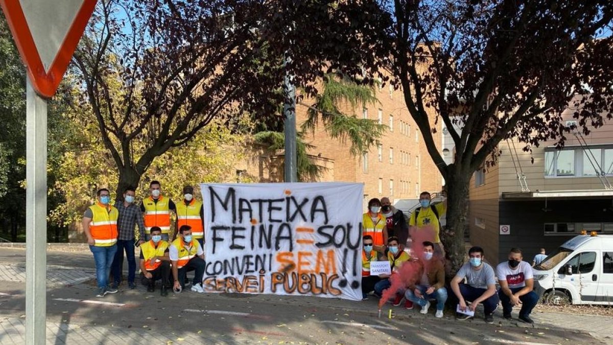 Algunos de los empleados protestaron ayer en el Arnau.