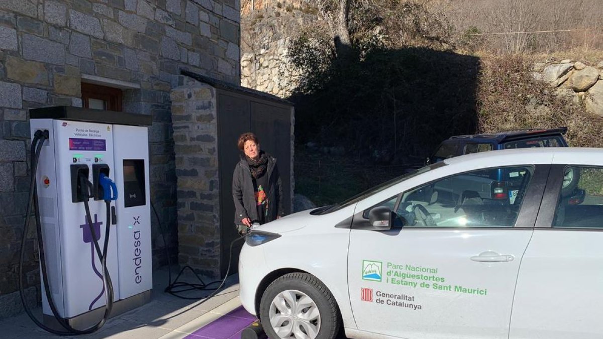 Bruguera con un coche eléctrico en el cargador de Barruera. 