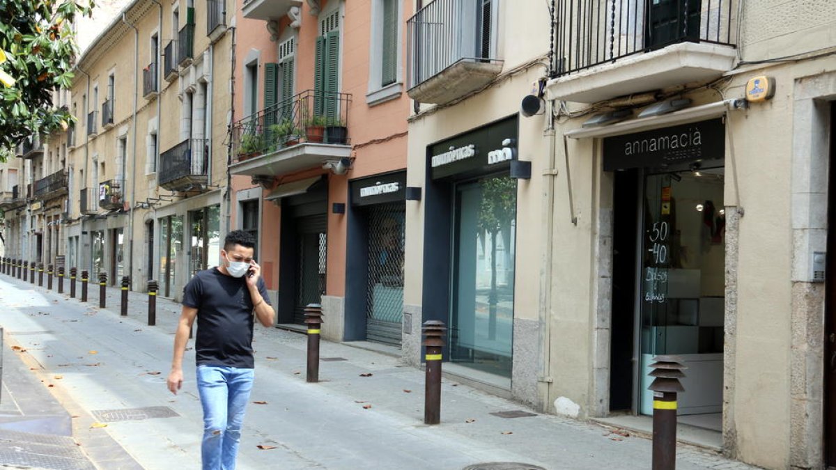 Las calles de Girona permanecen con escasa actividad.