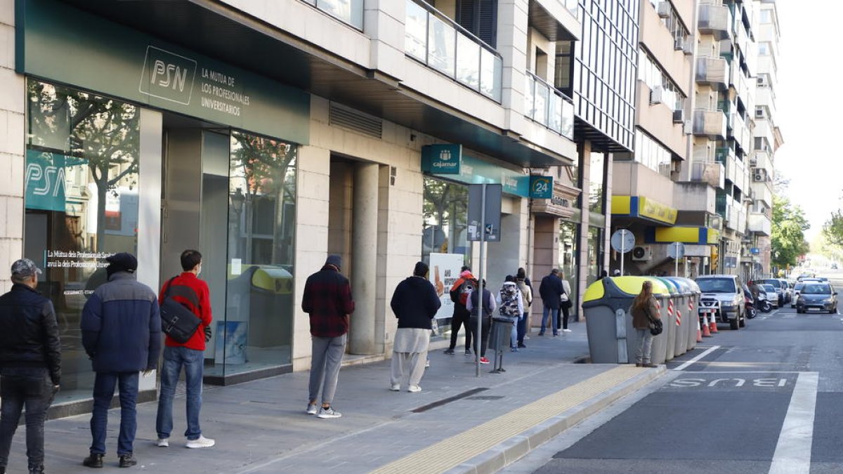 Llarga cua de ciutadans dijous per accedir a l’oficina de Correus de rambla Ferran.