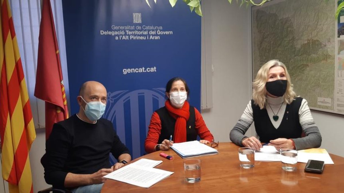 Eduard Sanjurjo, Divina Farreny y Rosa Amorós, en la rueda de premsa ayer sobre el centro de Tremp. 