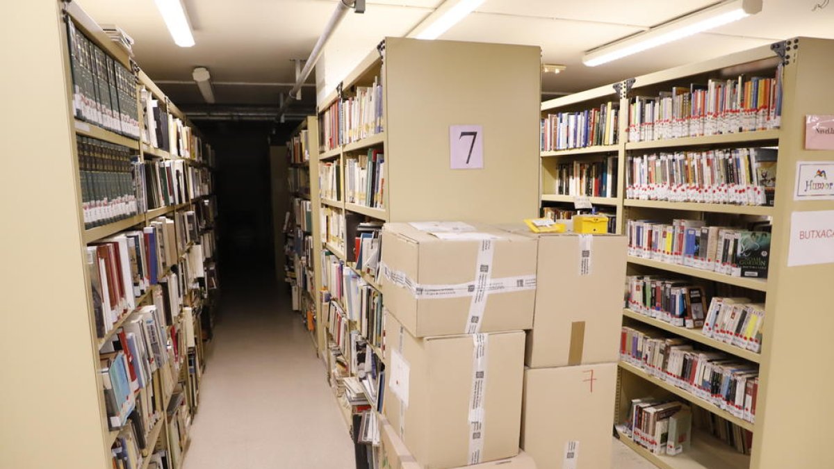 El magatzem de la Biblioteca de Lleida guarda al voltant de 50.000 documents.