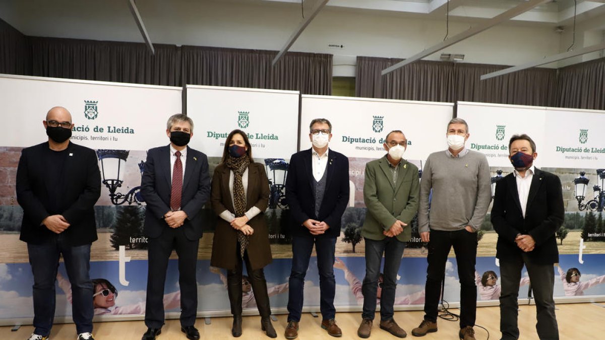 Maria Vallés y Joan Talarn, en el centro, junto a los demás participantes en la presentación del acuerdo.