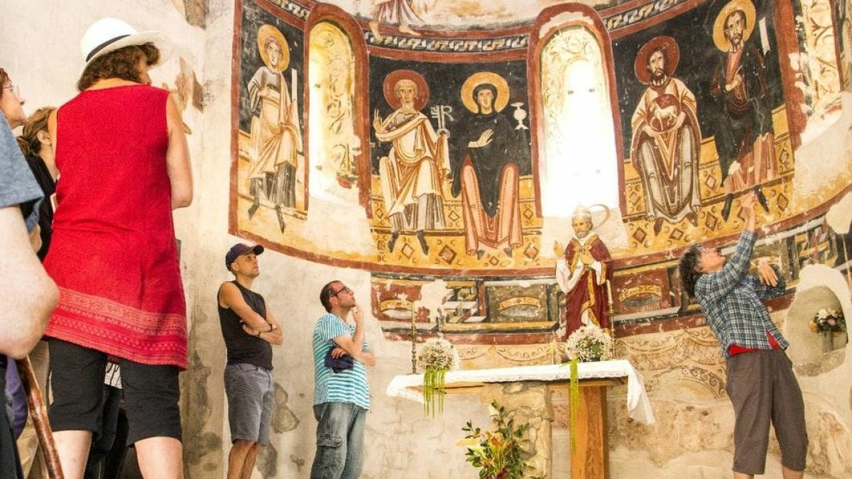 Imagen de archivo de una visita al monastario de Sant Pere de Burgal, en Escaló, en el Pallars Sobirà.