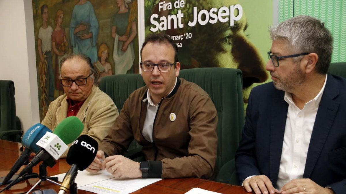 L'alcalde i president de Fira de Mollerussa, Marc Solsona, acompanyat dels representants d'APRICMA i la FEMEL, en la signatura aquest dilluns d'un conveni per la Fira de Sant Josep.