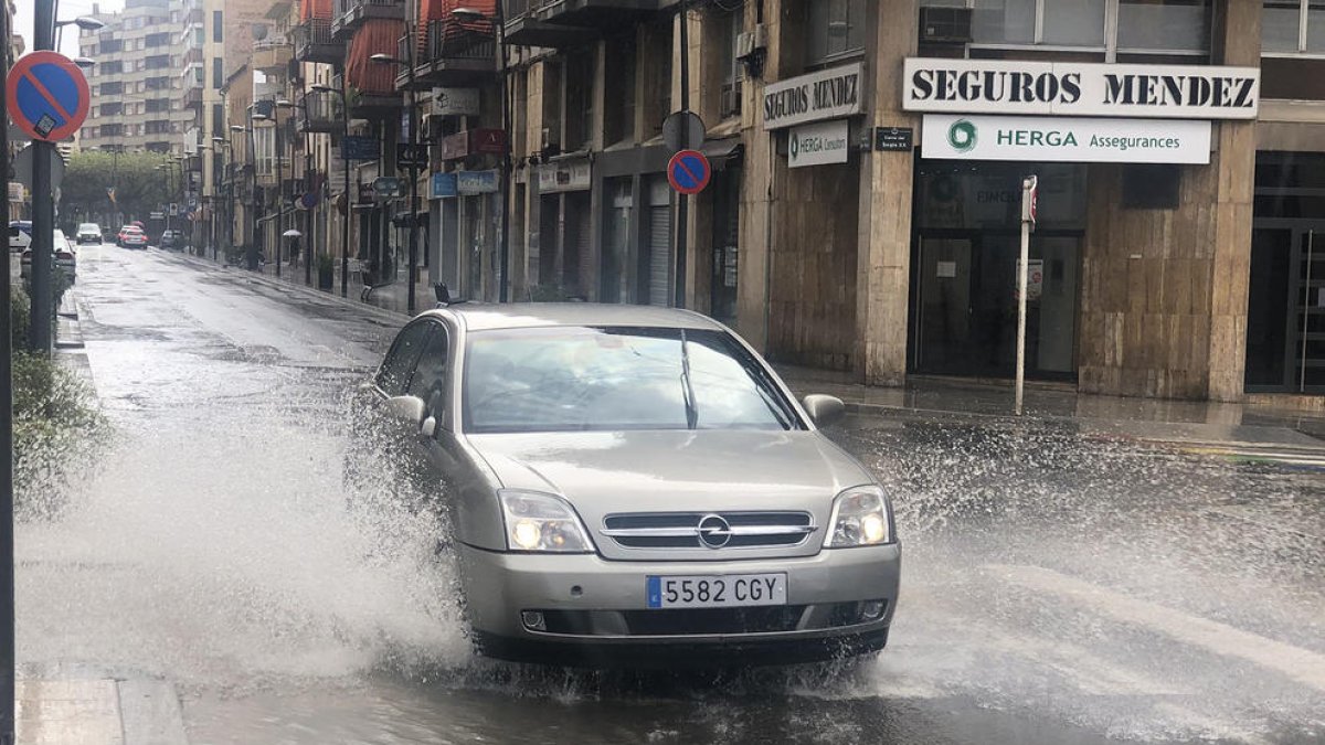 La pluja va fer acte de presència al migdia en algunes zona del pla. A la foto, un carrer de Tàrrega.