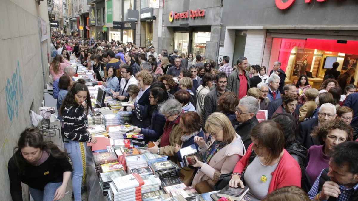 Parada de libros en el Eix Comercial de Lleida en el Sant Jordi 2019.