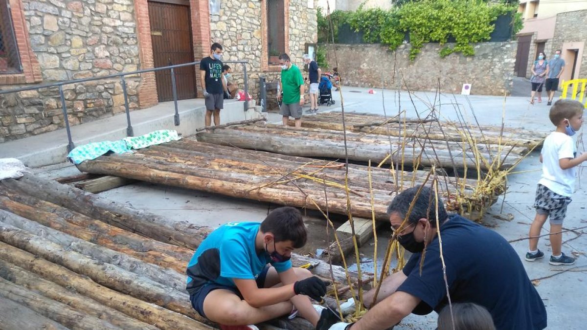 La plaça de l’ajuntament de Coll de Nargó ha acollit durant aquesta setmana la construcció dels rais que solcaran el Segre aquest dissabte.