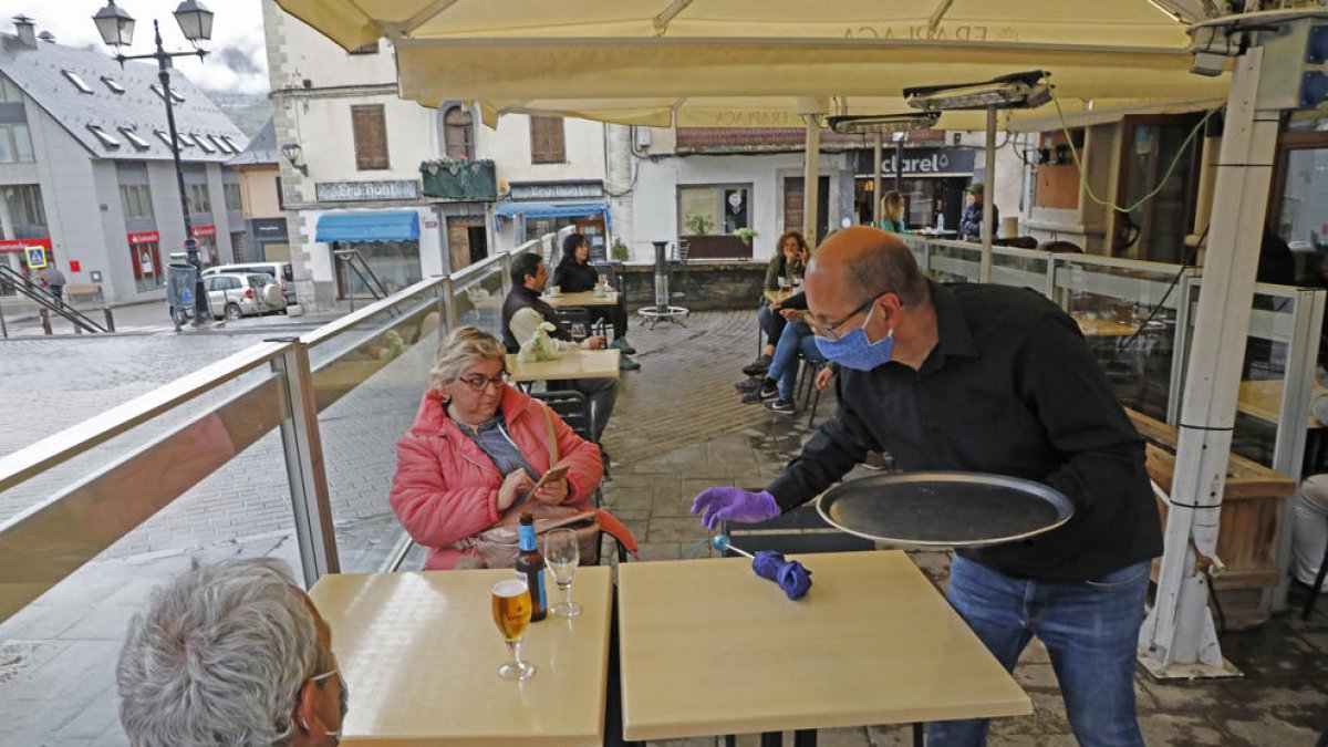 Un cambrer d’un bar de Vielha a l’atendre ahir dos clients en una terrassa.