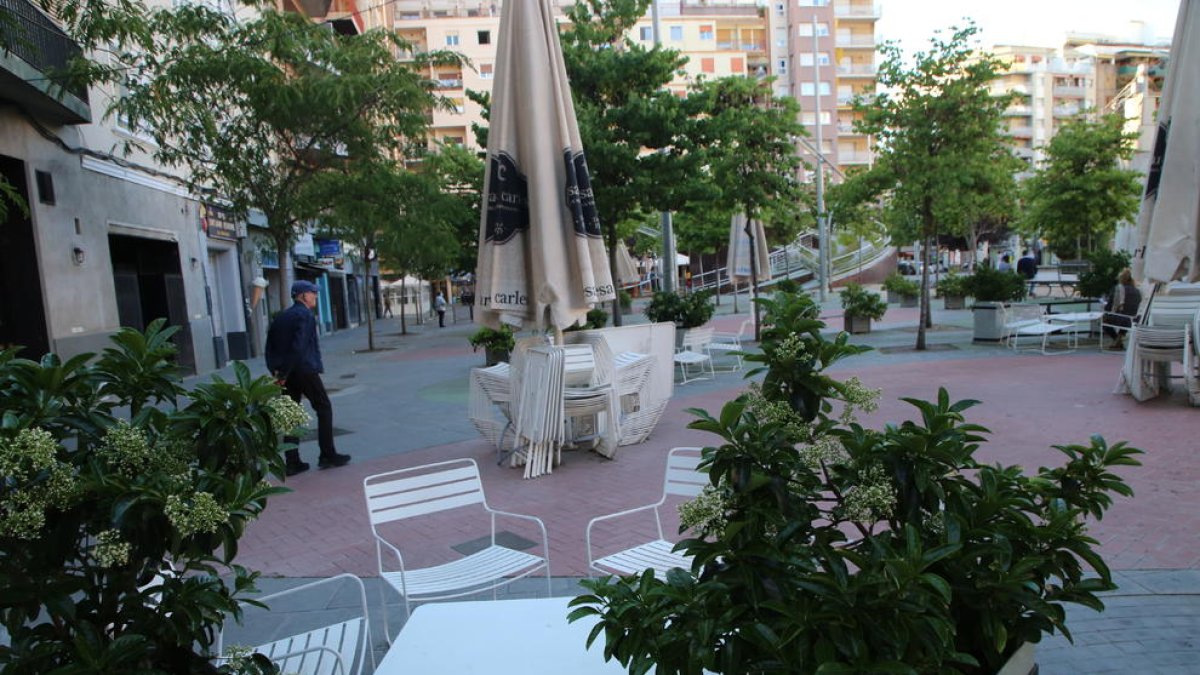 La terrassa d’un establiment de la plaça Ricard Viñes de Lleida, ahir a la tarda.